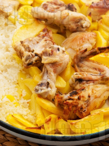 Печено пиле с ориз и картофи в тава на фурна - снимка на рецептата